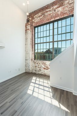 Beautiful Loft-Style 2 Bedroom 2 Bathroom Home – photo 1