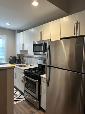 Stunning Newly Updated, Modern Studio Available Now! – photo 1