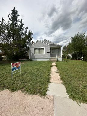 2 BEDROOM, 1 BATHROOM, MAIN FLOOR APARTMENT – photo 1