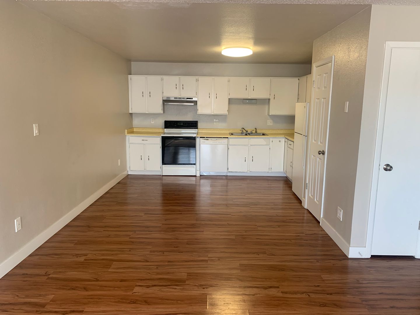 Cheyenne Apartment: 116 Camelot Ct