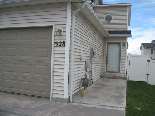 3 BEDROOM, 2.5 BATHROOM SOUTHPARK TWIN HOME WITH 2 CAR ATTACHED GARAGE – photo 1