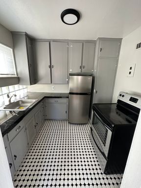 EXTRA LARGE 2 BEDROOM, 1 BATHROOM, MID LEVEL APARTMENT IN BEAUTIFUL DOWNTOWN! – photo 1