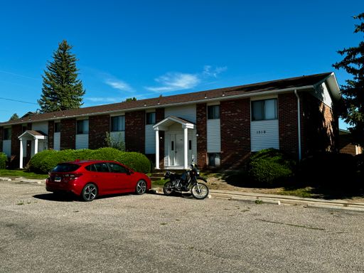 2 BEDROOM, 1 BATHROOM, GARDEN LEVEL APARTMENT – photo 1