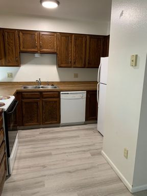 2 BEDROOM, 1 BATHROOM, GARDEN LEVEL APARTMENT – photo 1