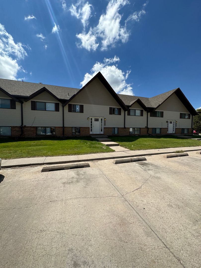 Cheyenne Apartment: 4705 E 13th St