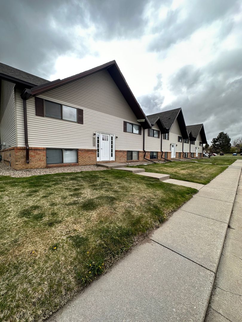 Cheyenne Apartment: 4725 E 13th St