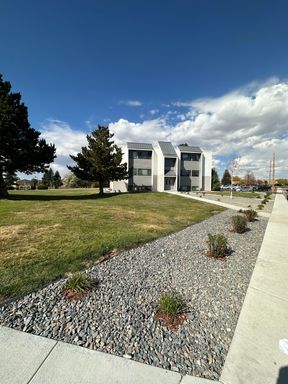 1 BEDROOM, 1 BATHROOM, UPPER LEVEL APARTMENT – photo 1