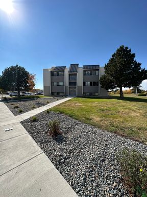 1 BEDROOM, 1 BATHROOM, MID LEVEL APARTMENT
