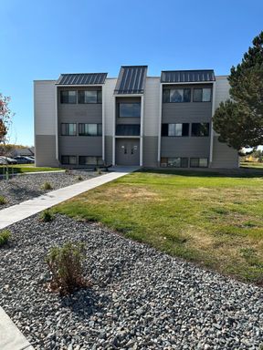 2 BEDROOM, 1 BATHROOM, GARDEN LEVEL APARTMENT – photo 1