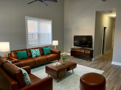 Spacious 3BR/2BA ground floor unit in Ukrainian Village with in-unit laundry! – photo 1