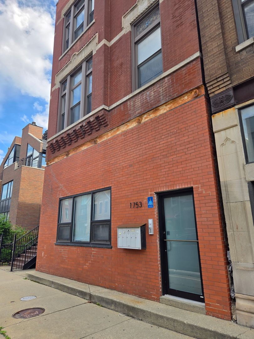 Chicago Apartment: 1753 W Augusta