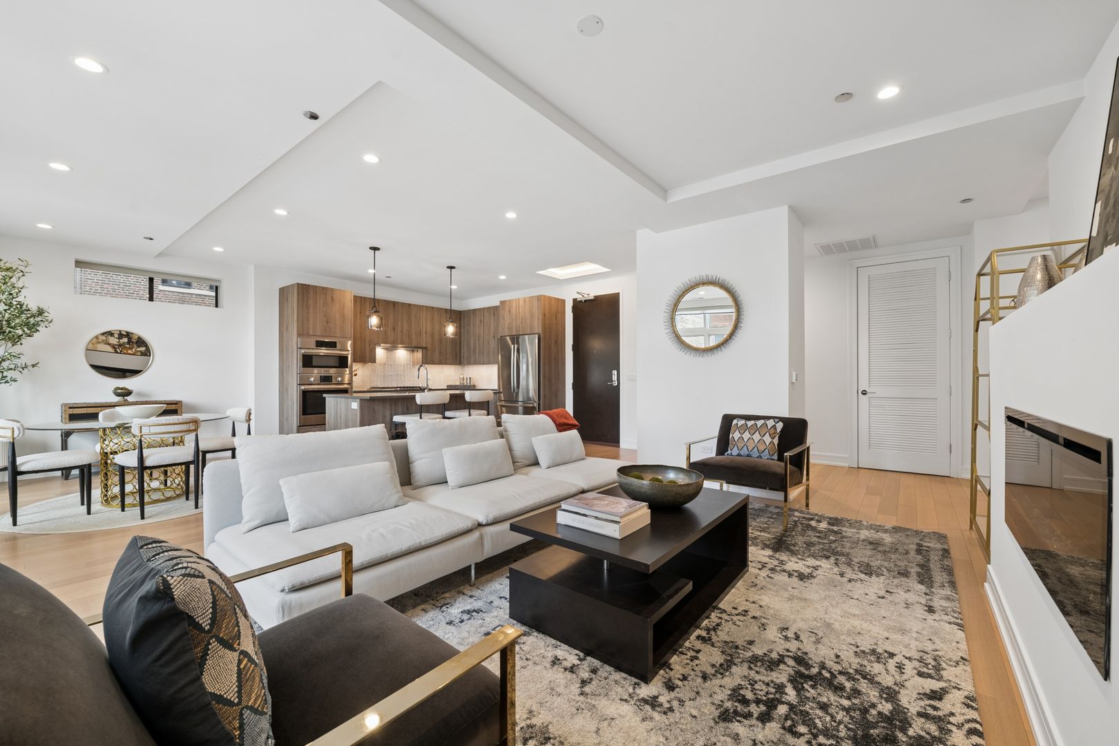 Chicago Apartment: 434 W.Melrose St.