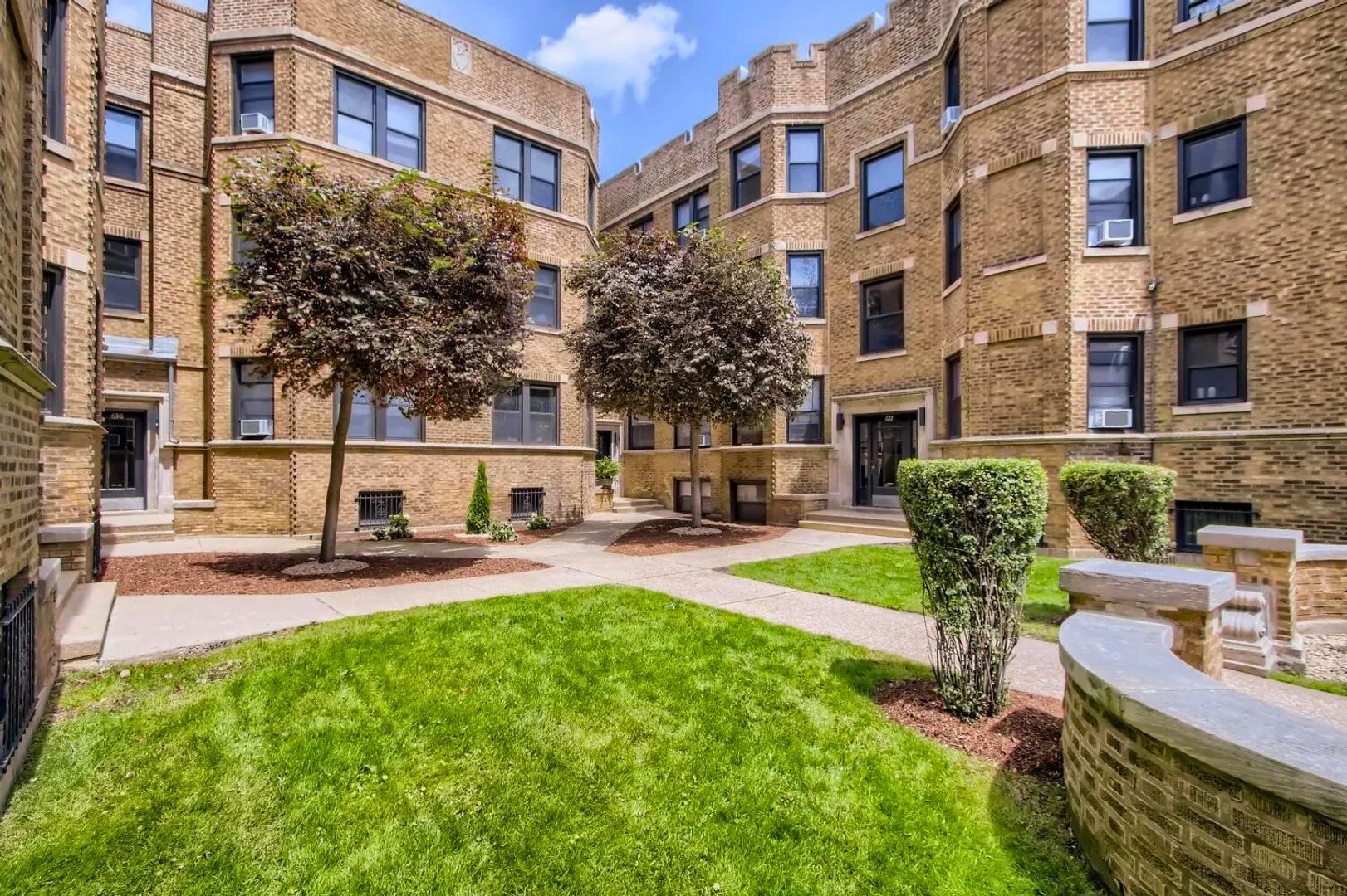Chicago Apartment: 630 W .Stratford pl