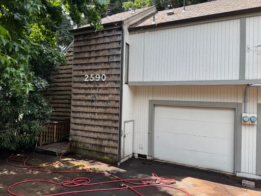 2 Bedroom in Great S. Eugene Location – photo 1