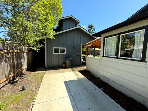 4 Bedroom Duplex Close to U of O Campus – photo 1