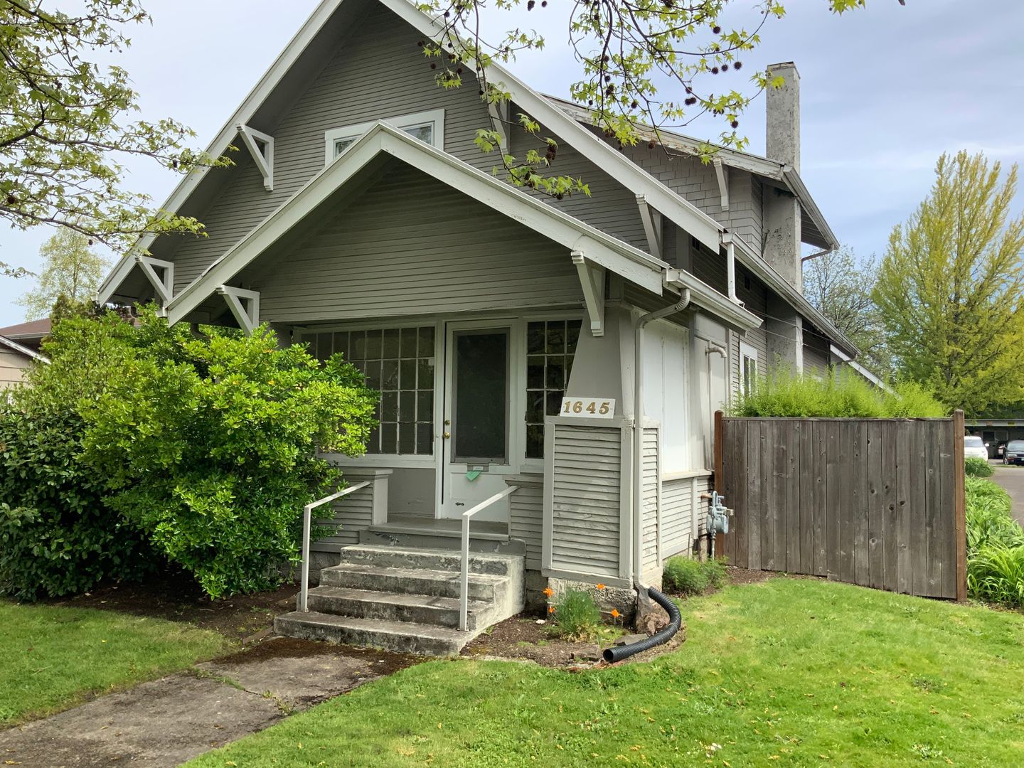 Eugene Apartment: 1645 Mill St. #1