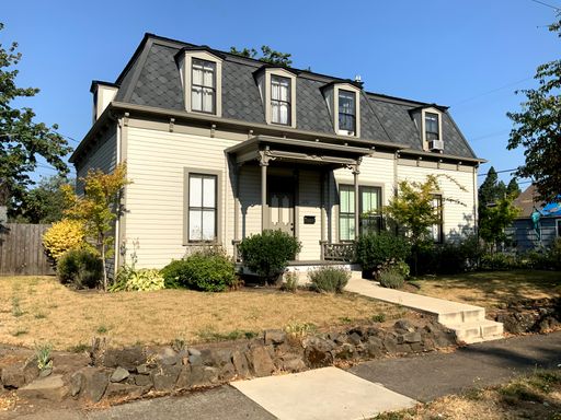 3 Bedroom Duplex in Downtown Area – photo 1