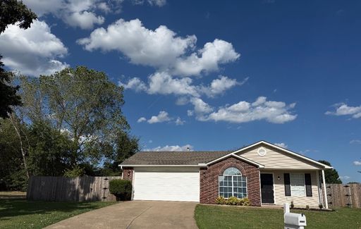 Culdesac Lot! Move In Ready 3 BDRM/2 Full BATH/2 Car Garage! Full Privacy Fence. – photo 1