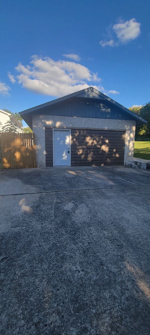 Sand Springs House: 900 1/2 N Garfield Ave