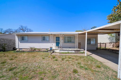 This beautifully updated 4-bedroom, 1-bath home is full of charm! – photo 1