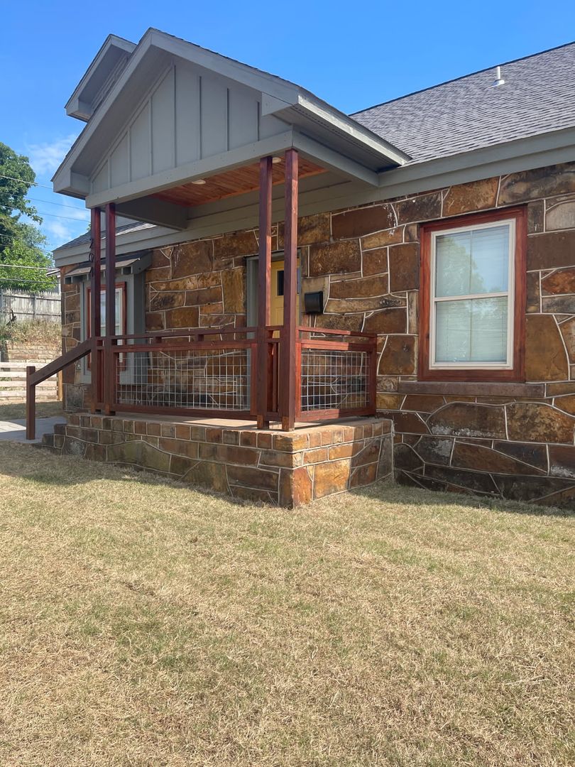 Sand Springs House: 204 W 4th St