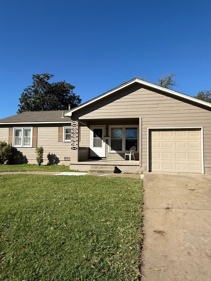 Owasso House: 1004 N Ash S