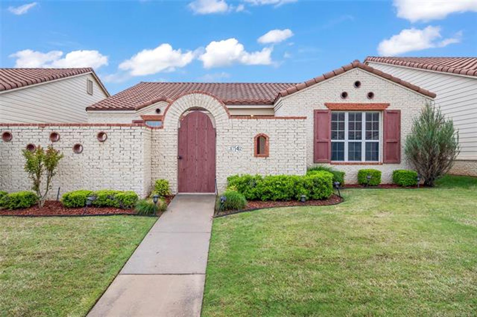 Broken Arrow House: 3742 W Austin St