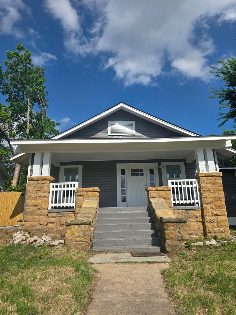 Sand Springs House: 517 N Main Street