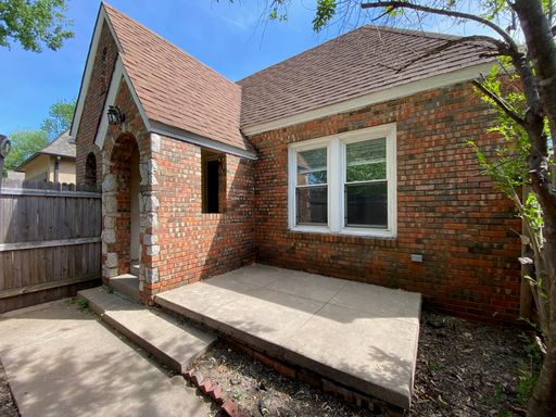 ADORABLE duplex in fantastic Brookside location!! 1 bed, 1 bath. – photo 1
