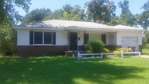 Corner lot w/mature trees, gorgeous hardwoods, small bonus room off kitchen-perfect for an office. – photo 1