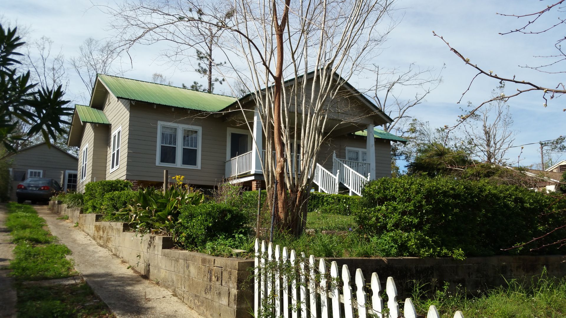 Chattahoochee House: 418 W Satsuma Rd