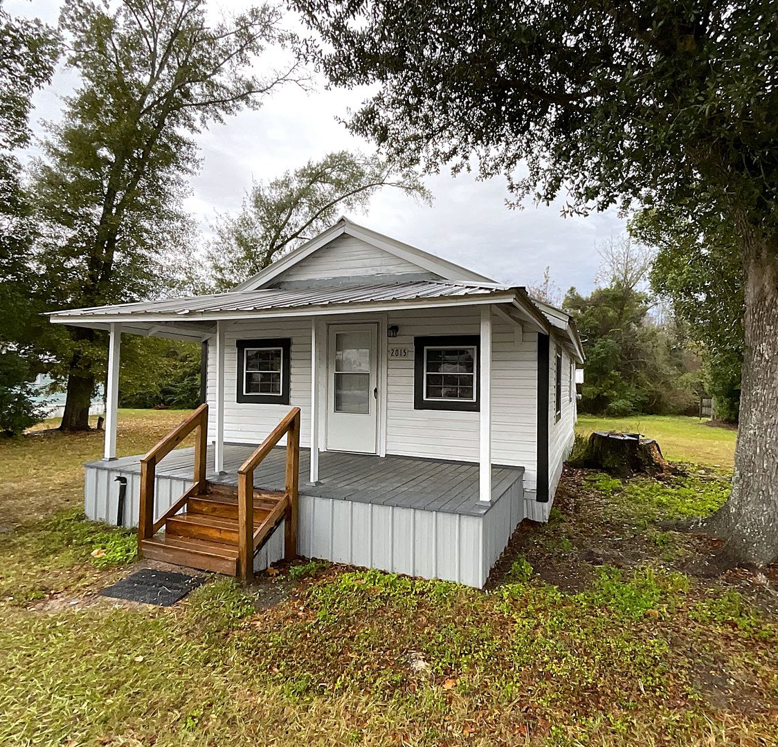 Grand Ridge House: 2015 Porter Avenue