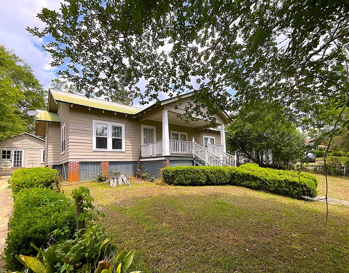 Chattahoochee House: 418 W Satsuma Rd