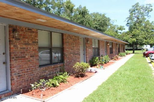 1/1 Apartment in Chipley with Water, Sewer, Garbage, & Lawn Maintenance Included!