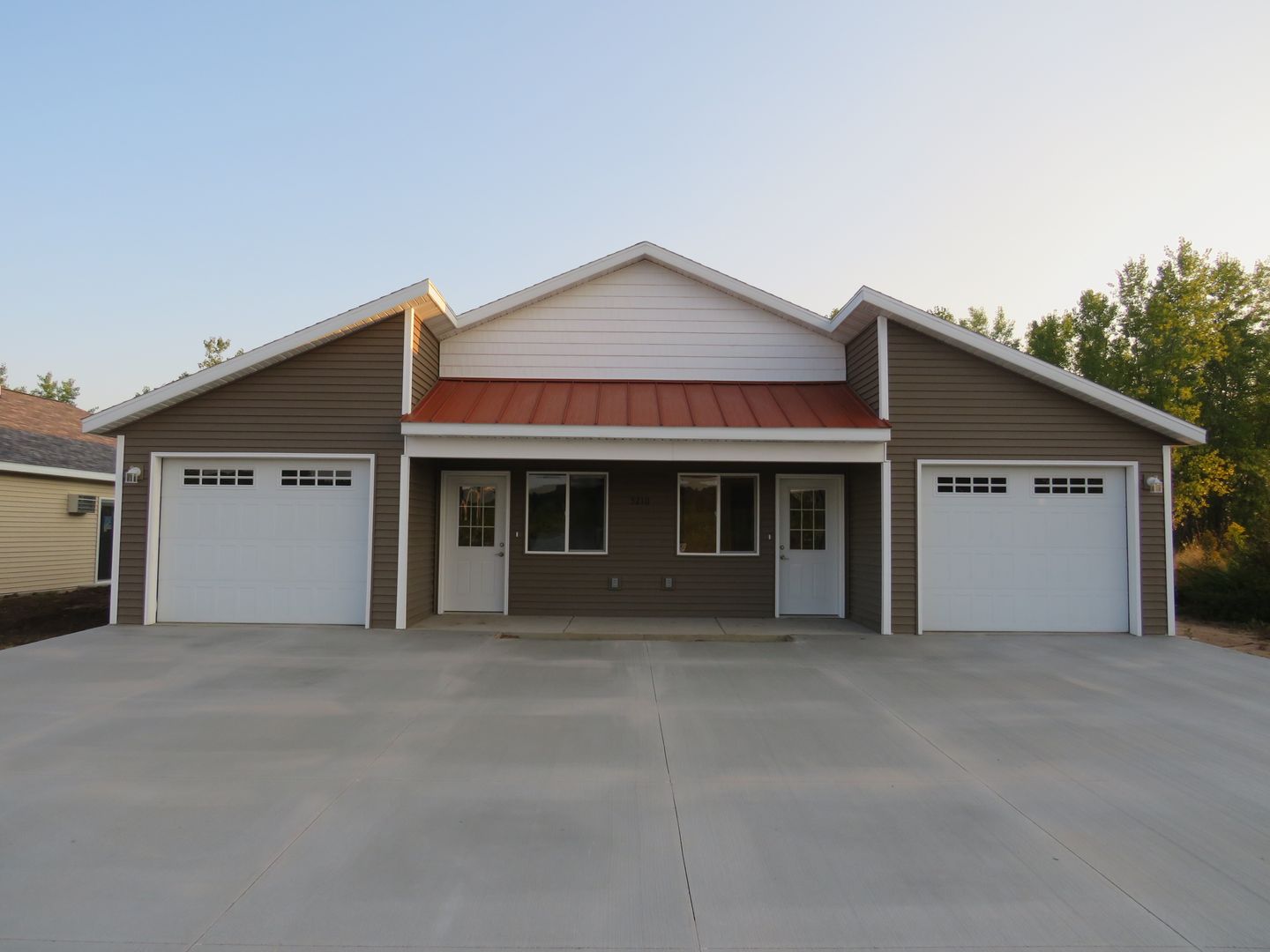 Eau Claire Apartment: 5294 Christopher Dr