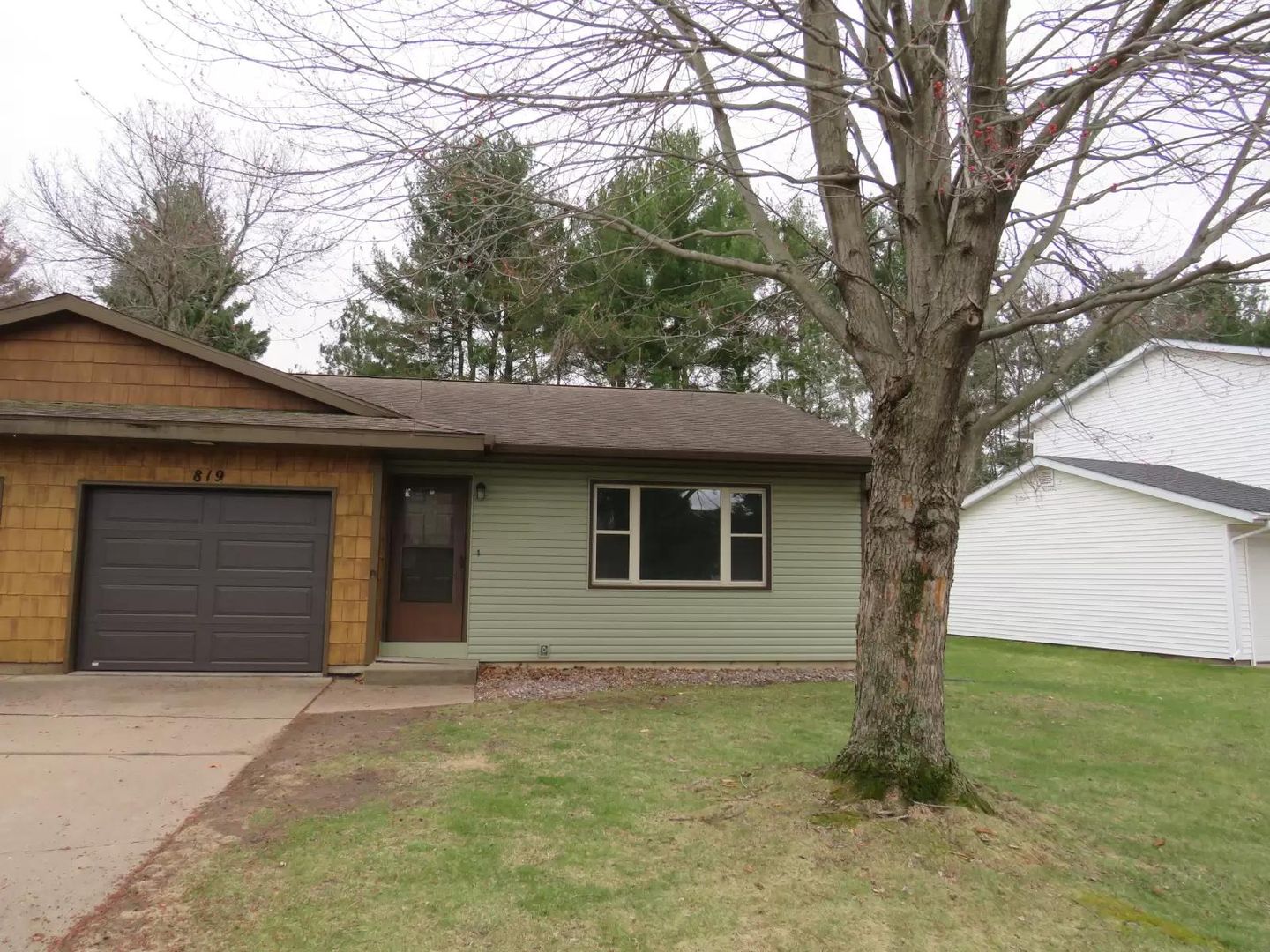 Eau Claire Apartment: 817/819 Dorbe St