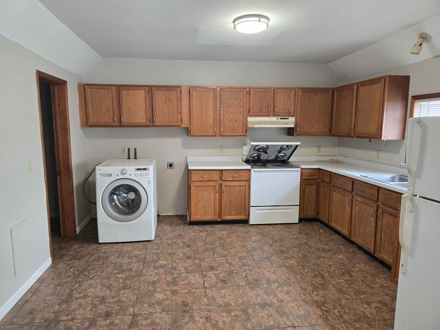 Eau Claire Apartment: 220 Sara St