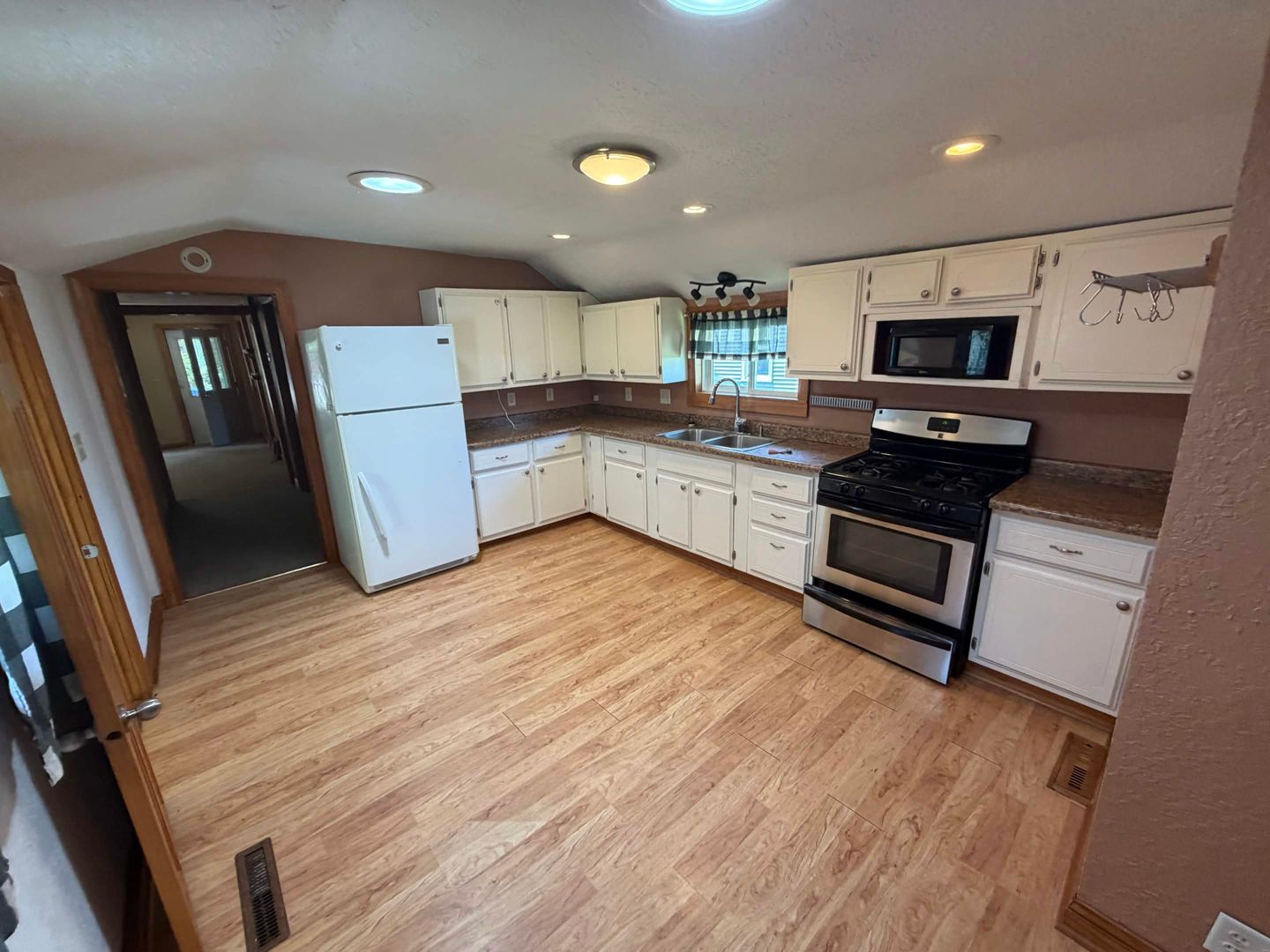 Eau Claire House: 911 2nd Ave