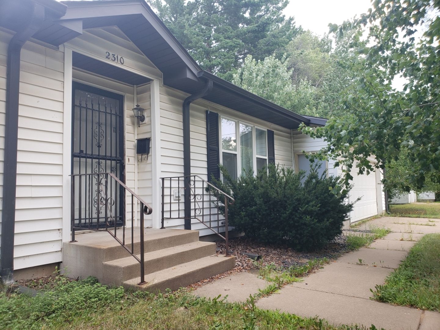Eau Claire Apartment: 2310 E. Lexington Blvd