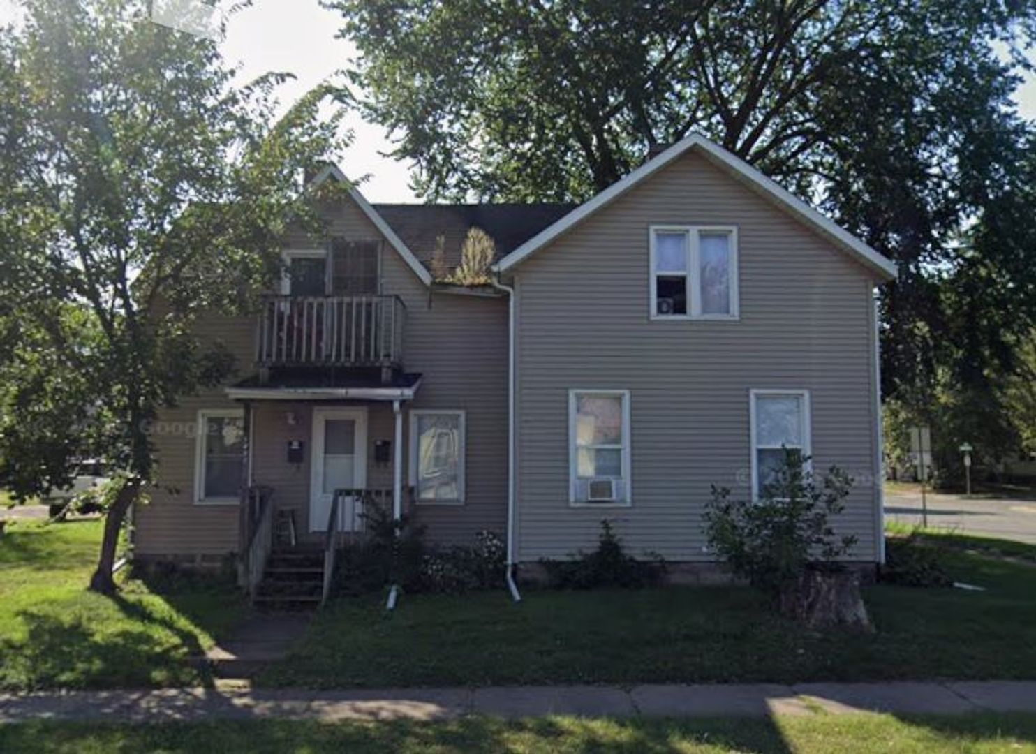 Eau Claire Apartment: 1832 Bellinger St
