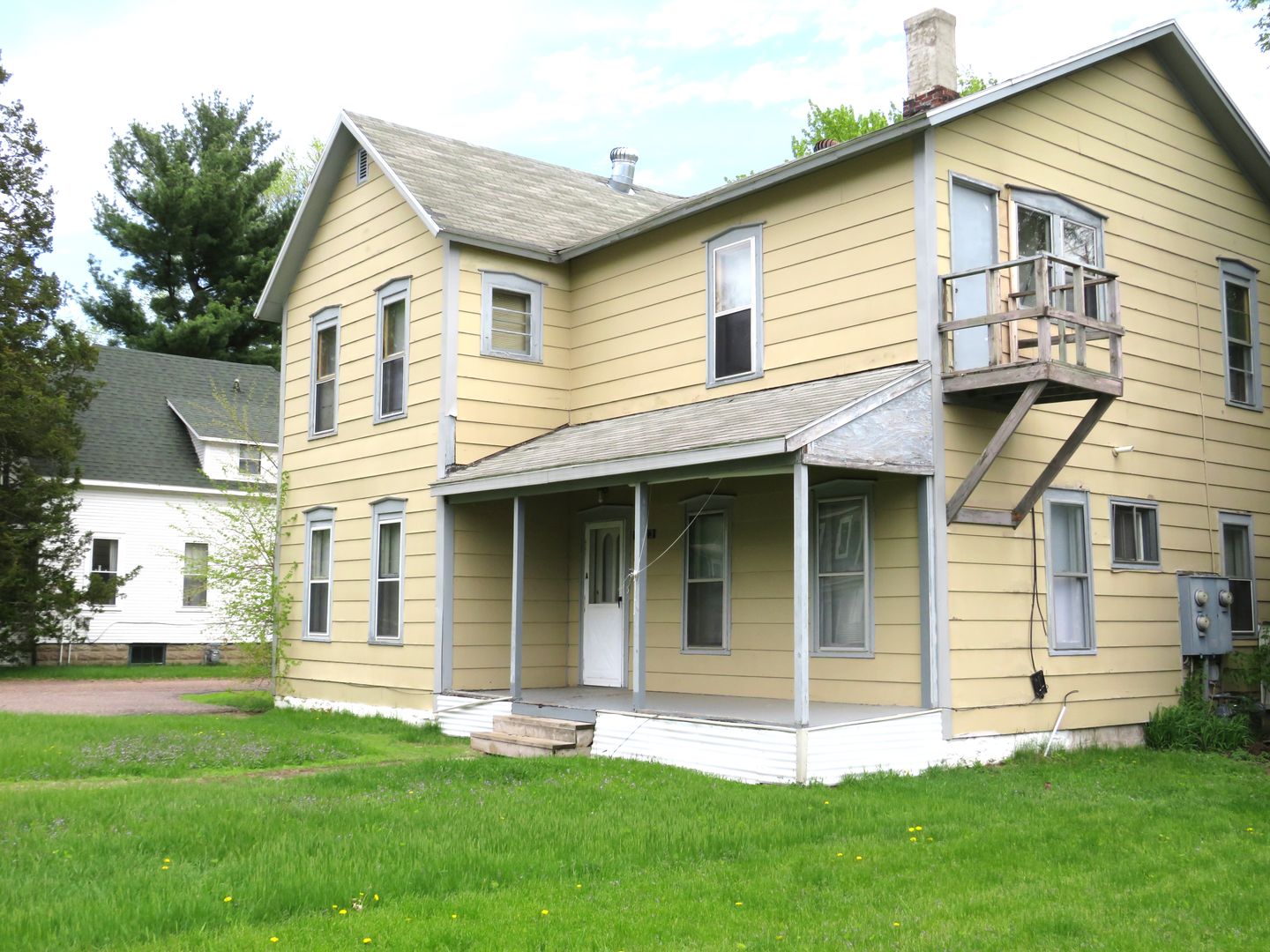 Eau Claire Apartment: 2123 4th St