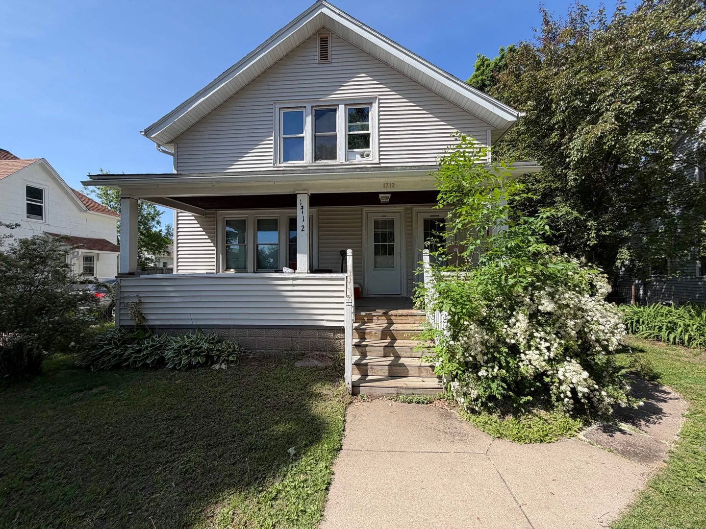 Eau Claire Apartment: 1712 Summit St