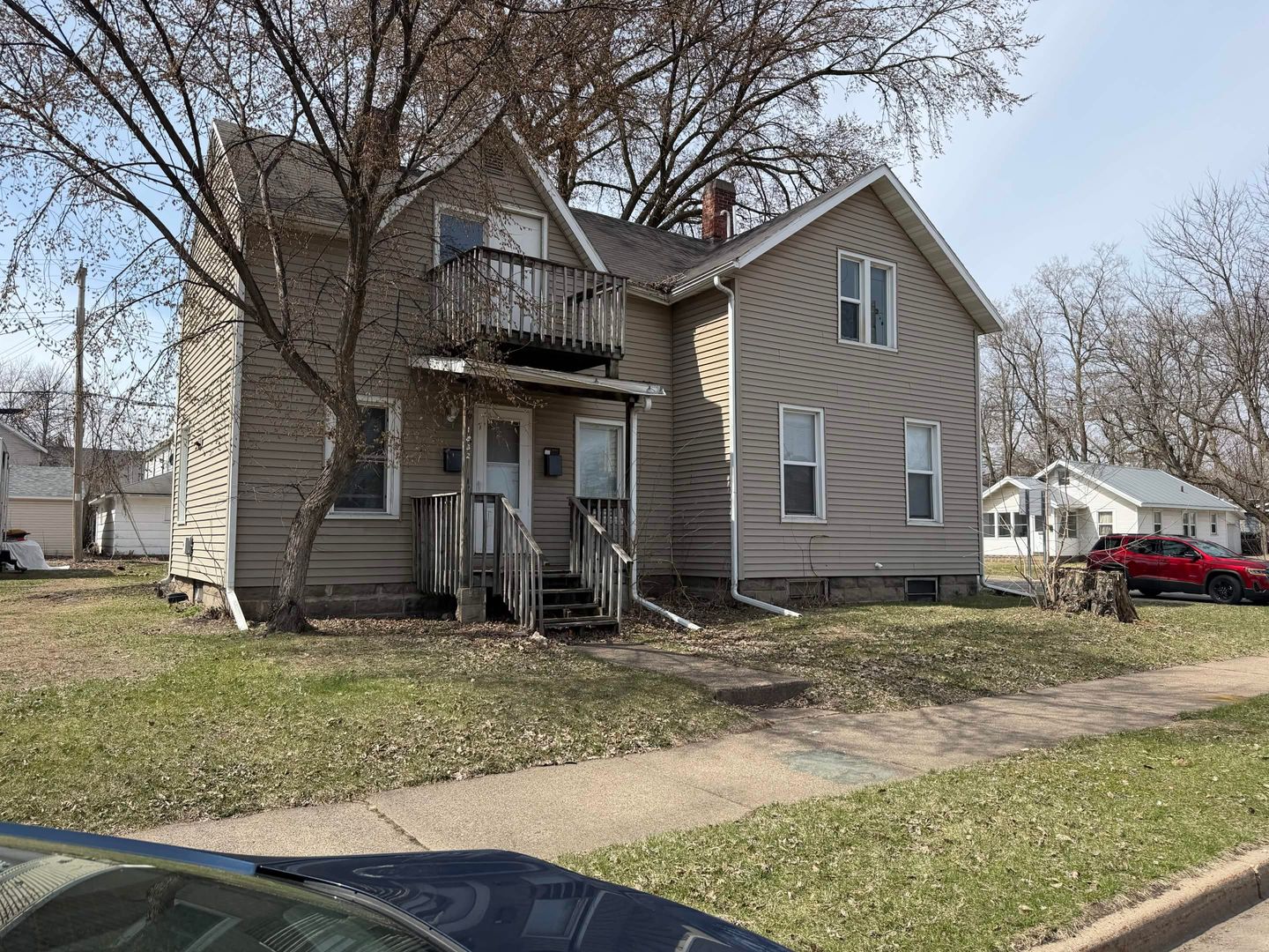 Eau Claire Apartment: 1832 Bellinger St