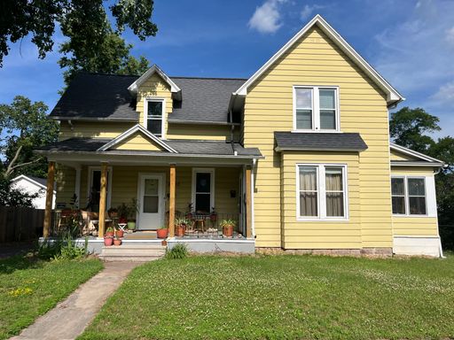 $700 |1Bd 1Ba| 2307 4th St - Unit 1/2 | Available 10/1/2026