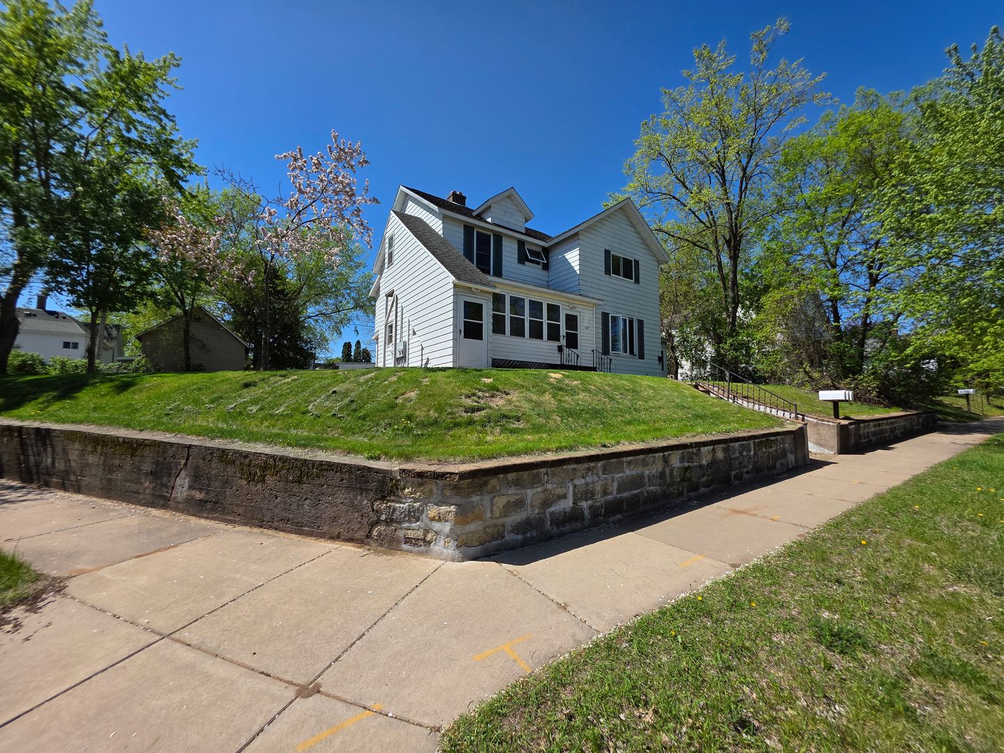 Eau Claire Apartment: 927 E Grand Avenue