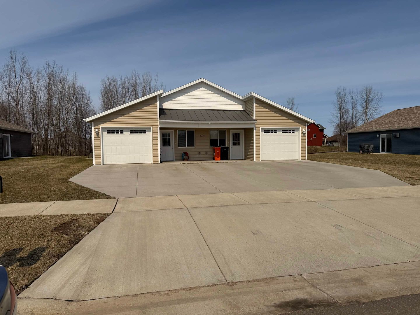 Eau Claire Apartment: 5270 Christopher Dr