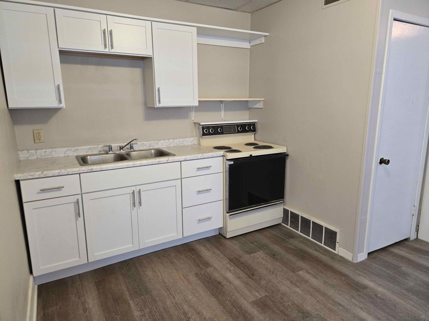 Eau Claire Apartment: 2123 4th St