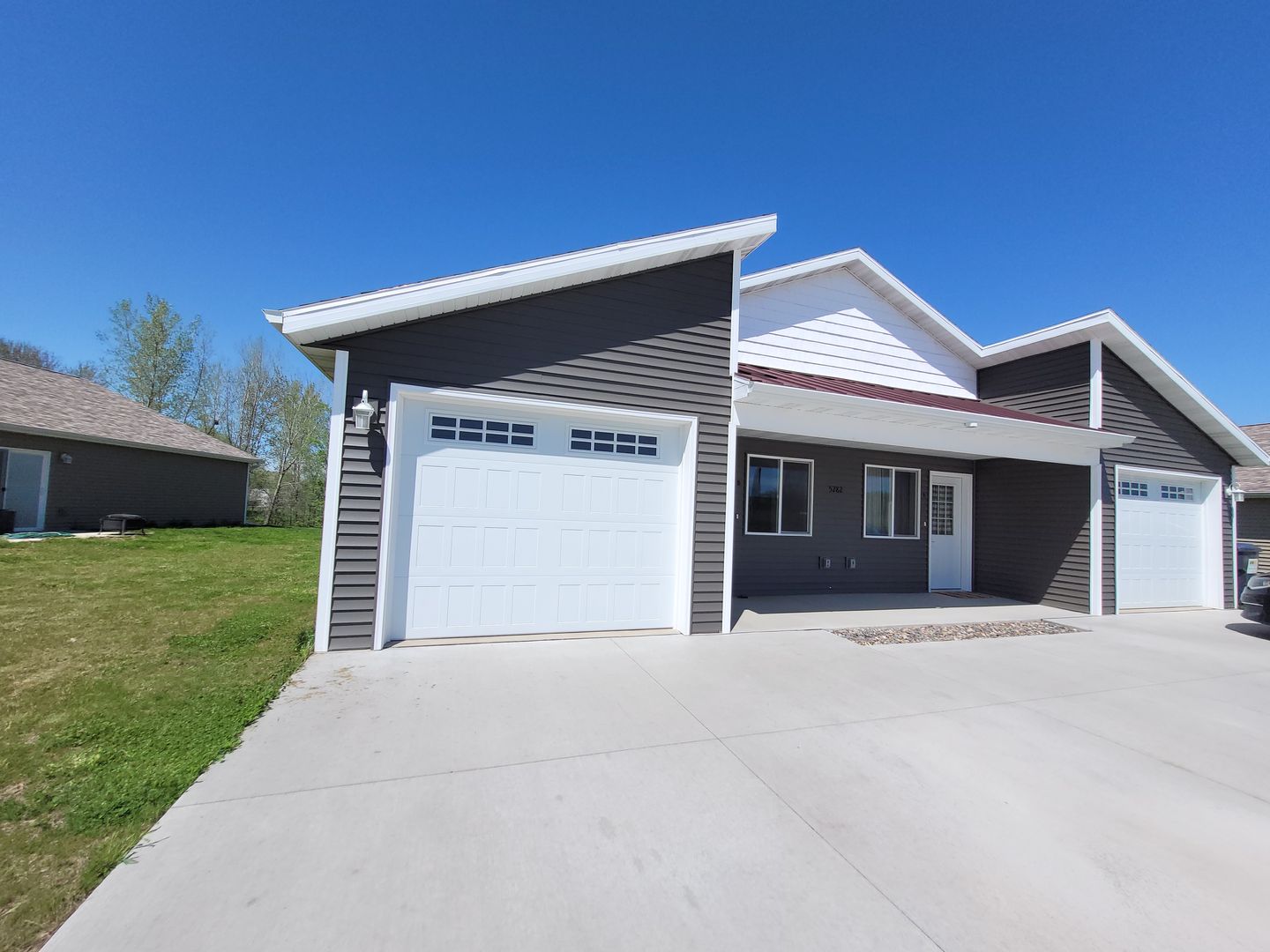 Eau Claire Apartment: 5258 Christopher Dr