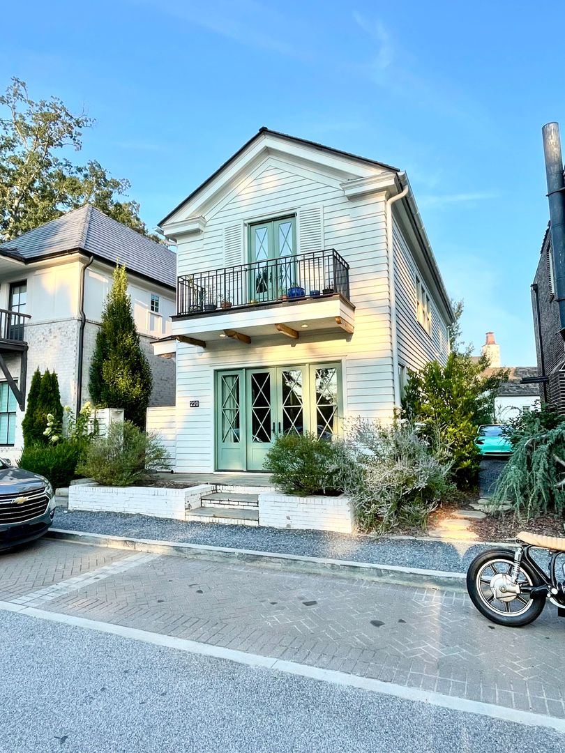 Fayetteville House: 220 Heatherden Avenue