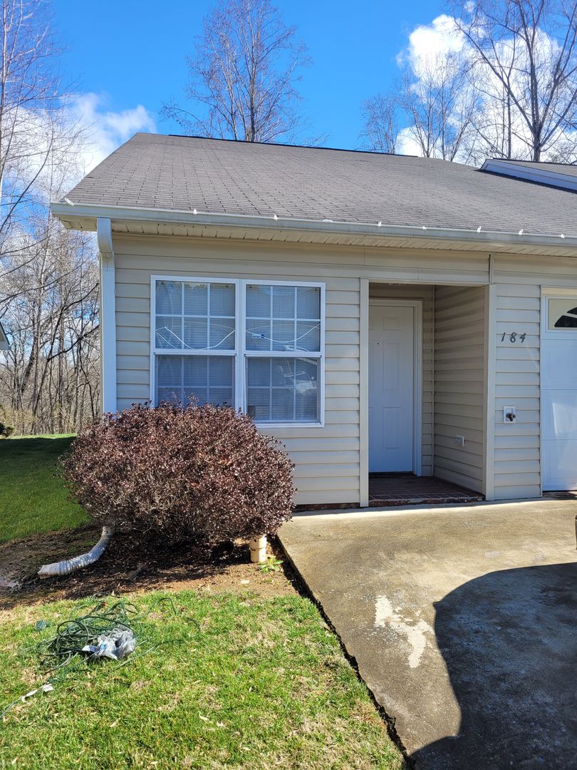 Pfafftown House: 184 Bethania Oaks Circle